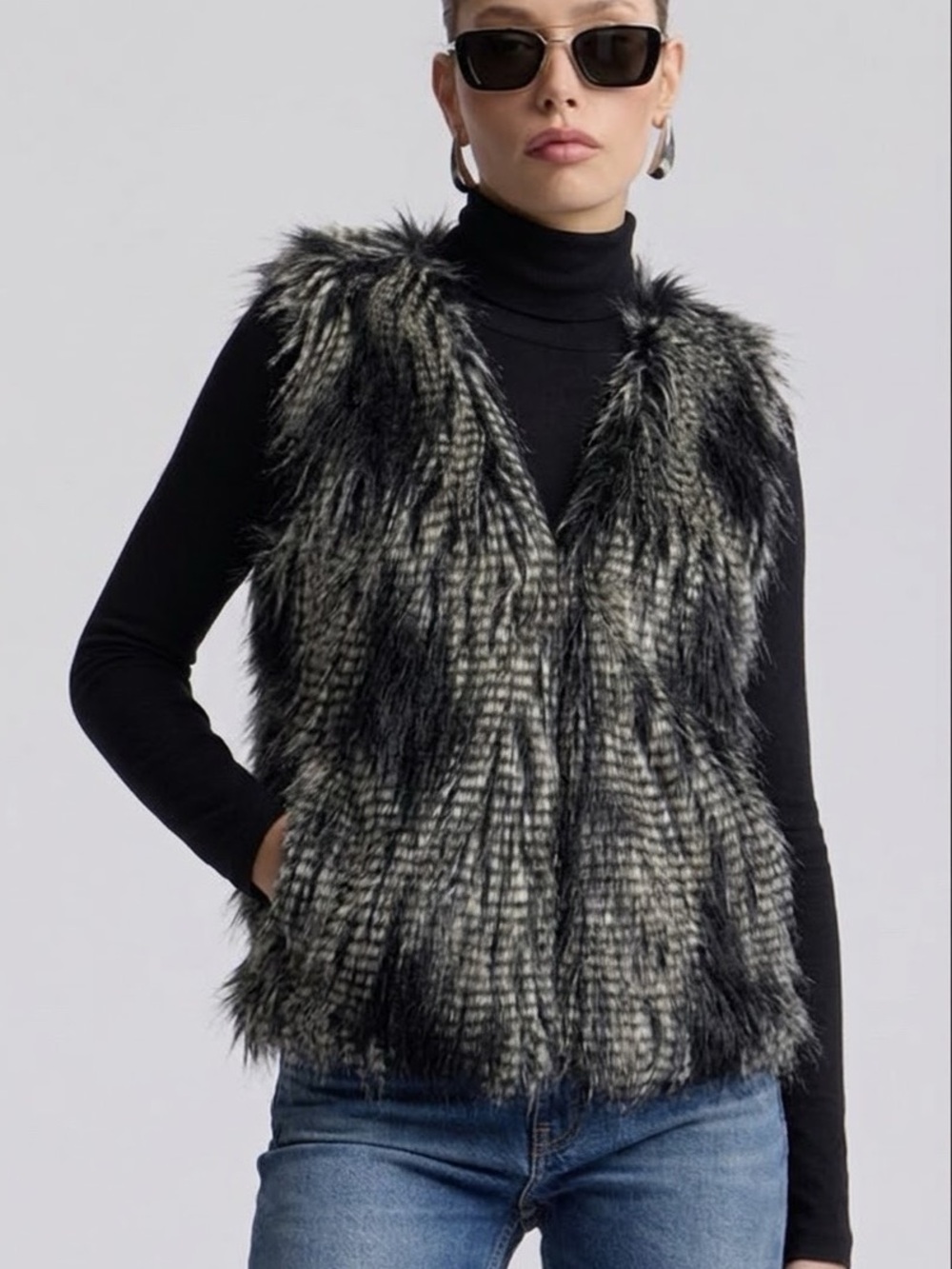 H&M Divided Striped Faux Fur Vest Womens Size 6 Small Furry Black & Silver Y2K